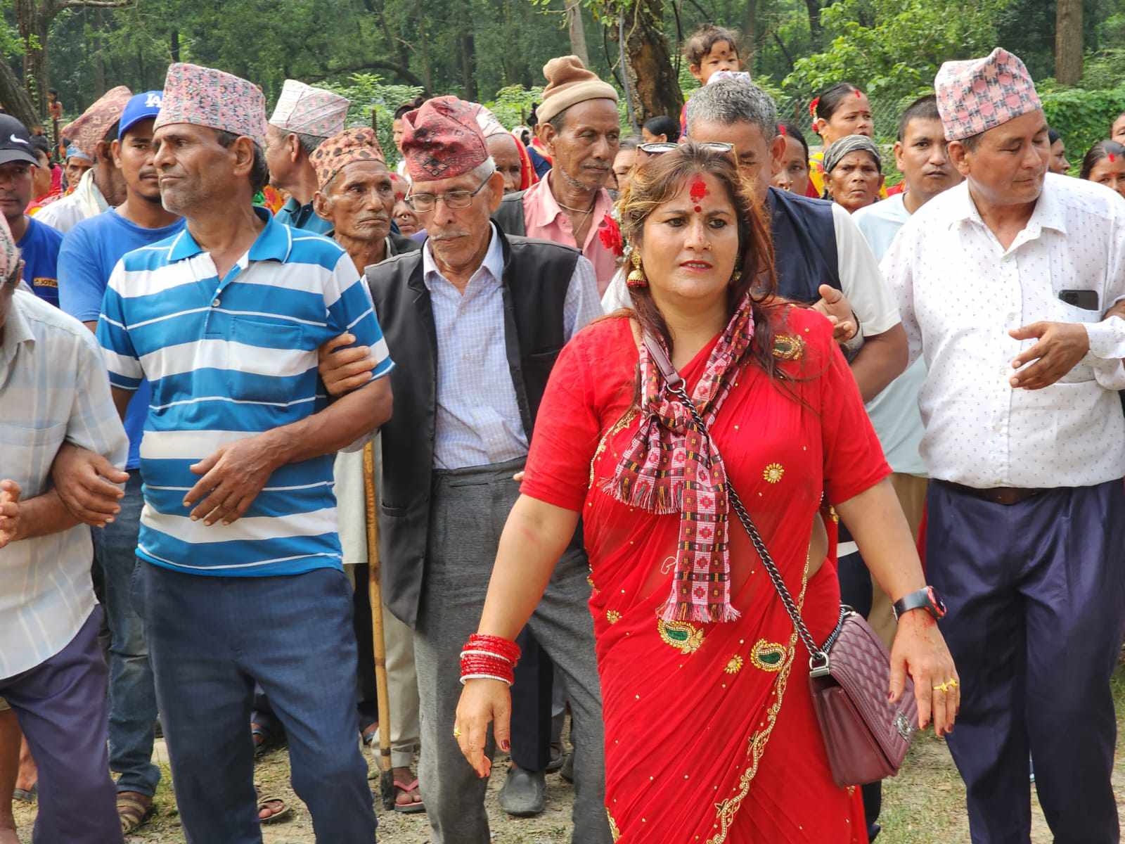 गोदावरी नगरपाली- ८ स्याउलेमा महिला देउडिया संग स्थानिय रमाउन थाले